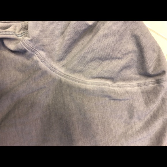 Lululemon short sleeve gray tee. Size 6 - Picture 5 of 5